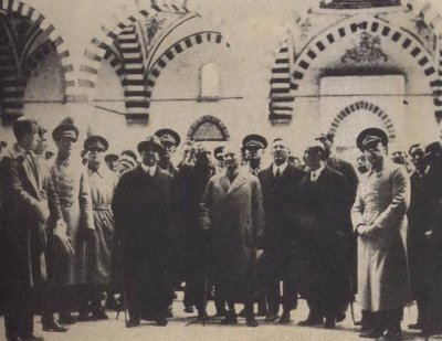 Atatürk Selimiye Camisini gezerken