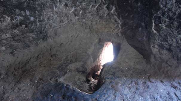 Afyonkarahisar Ayazini bölgesinde Frig uygarlığı, antik kaya oyma tuvalet….bilinen en eski tuvalet…